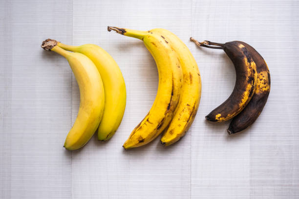 trois bananes de maturité différente - à maturité photos et images de collection