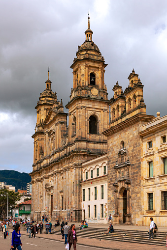 Bogotá, Colombia - La Catedral Primada del Siglo Ninteenth, sede del Arzobispo Católico Romano de Colombia, ubicada en la Plaza Bolívar contra un cielo nublado, en la Capital Andina. photo