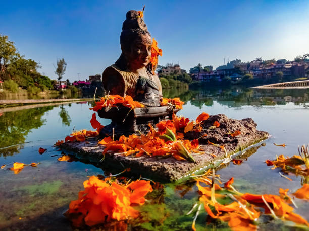 24-ottobre-2019/ piccola statua (statuina) del signore shiva. lago rewalsar, himachal pradesh india. - shiva hindu god statue dancing foto e immagini stock