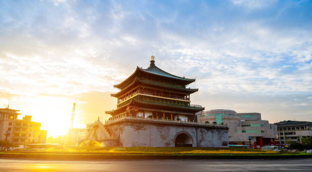 torre histórica do sino no centro da cidade de xi'an, china - xian tower drum china - fotografias e filmes do acervo