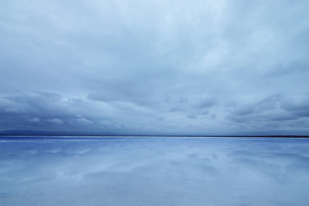 海と空は同じ、死海は同じ - oregon beach ストックフォトと画像