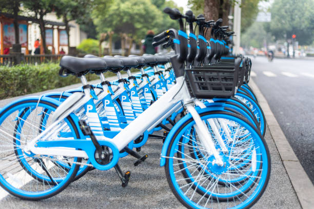 bicicletas compartidas en la carretera en las ciudades chinas - bikeshare fotografías e imágenes de stock