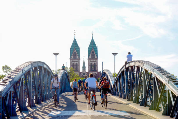 puente wiwili especialmente para bicicletas, friburgo de brisgovia - freiburg im breisgau fotografías e imágenes de stock