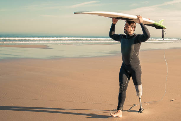 해변에서 걷는 남성 서퍼 - portugal beach surfing surfboard 뉴스 사진 이미지