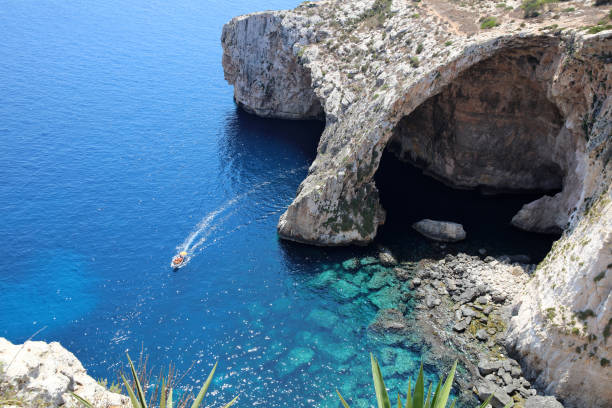 la famosa gruta azul en malta - islas de malta fotografías e imágenes de stock