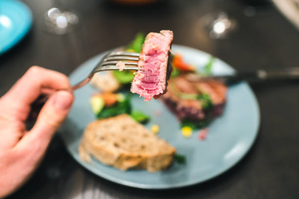 manger un délicieux steak de thon moyen et rare - tuna steak grilled tuna food photos et images de collection