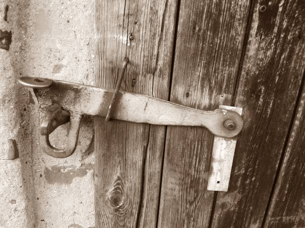 cerradura de puerta vieja - herramienta triangular fotografías e imágenes de stock