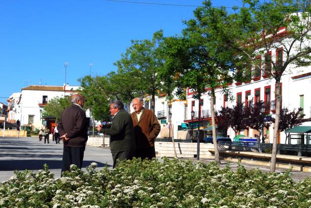 homens espanhóis no centro da cidade, carmona, espanha. - carmona - fotografias e filmes do acervo