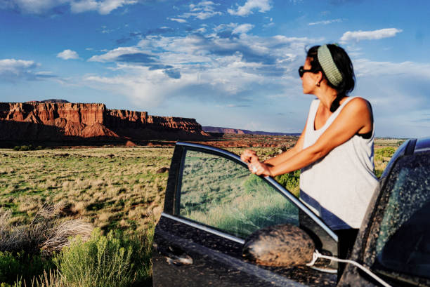 strade autostradali negli stati uniti paesaggi desertici del sud-ovest: viaggio su strada - nevada usa desert arid climate foto e immagini stock