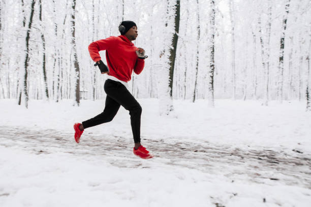 laufen am wintertag - adult jogging running motivation stock-fotos und bilder