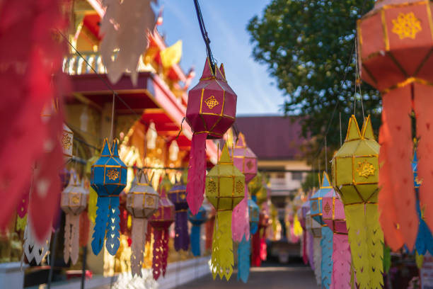 festival yee peng no templo wat phra singh em chiang mai, tailândia - wat phra sing - fotografias e filmes do acervo