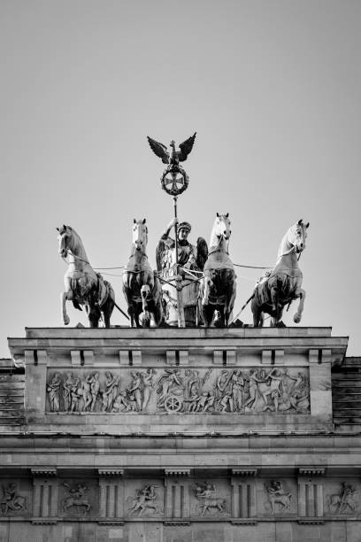 estatua de la cuadrante en la puerta de brandenburgo en berlín - berlin germany facade day outdoors fotografías e imágenes de stock