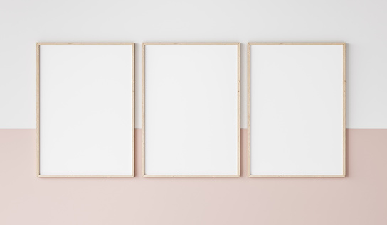 tres marcos de madera en la pared rosa y blanca, maqueta marco photo