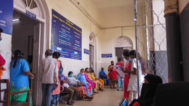pacjenci widzieli czekając na swoją kolej, aby uzyskać badania lekarskie zrobić w krishnarajendra general hospital w mysuru, karnataka, indie. - entrance test zdjęcia i obrazy z banku zdjęć