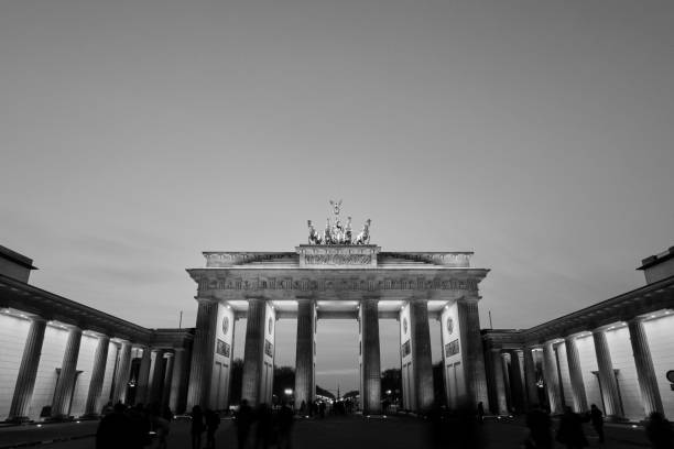 brandenburg gate at night in berlin - winter city germany brandenburg imagens e fotografias de stock