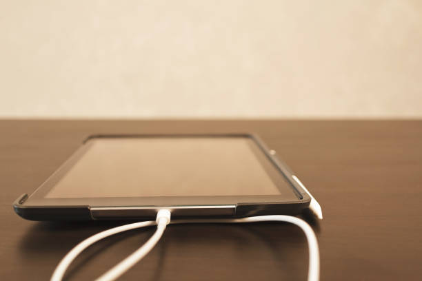 istock Charging tablet - Foto stock 1296313865