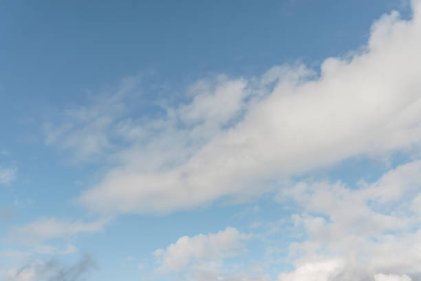 quadro completo da visão de ângulo baixo de cumulus humilis e nuvens cirrus no céu sobre montain - cumulus humilis - fotografias e filmes do acervo