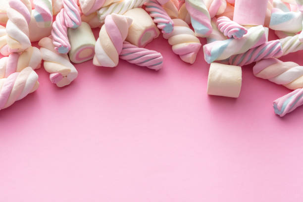 candy: marshmallow candy on pink background with copy space - unhealthy eating copy space marshmallow softness - fotografias e filmes do acervo