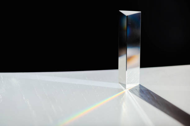 光/物理教育実験ストック写真のための透明プリズム - クリスタルガラス ストックフォトと画像