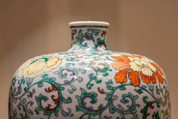 Doucai Porcelain Flower and bird pattern jar with lid