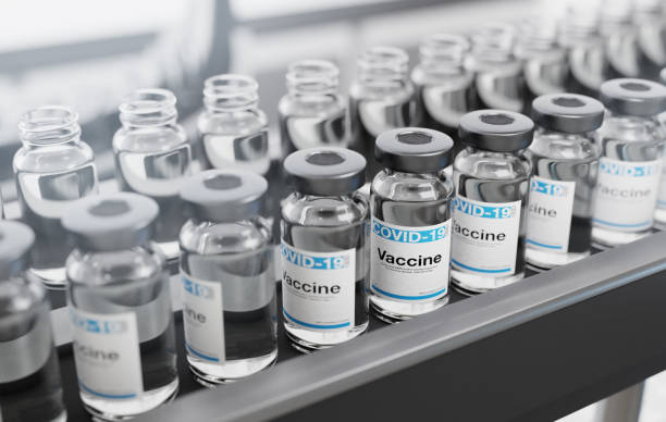 ковид-19 коронавирусная вакцина флаконы на производственной линии - luza стоковые фото и изображения