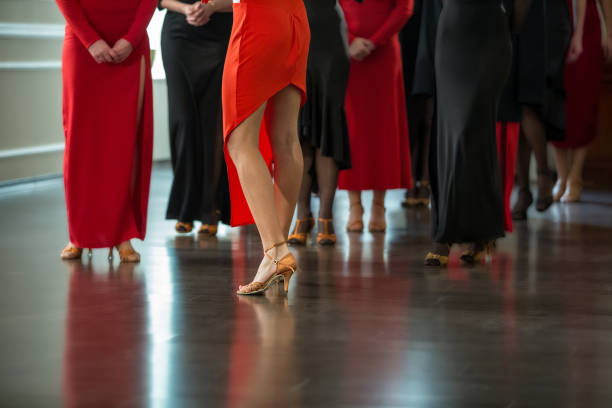 belles jambes de femme dansant le tango utilisant des robes noires et rouges - women dancing contemporary red photos et images de collection