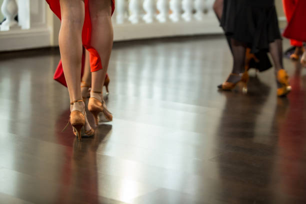 belles jambes de femme dansant le tango utilisant des robes noires et rouges - women dancing contemporary red photos et images de collection