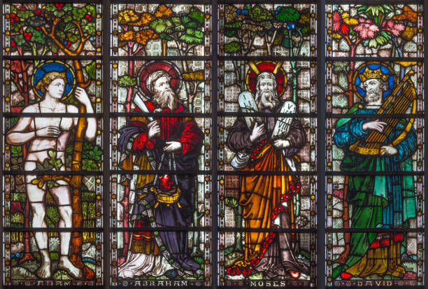 ロンドン - ケンジントンハイストリートのセントメアリーアボット教会のステンドグラスの上にアダム、アブラハム、モーゼスとダビデの総主教。 - king of the jews ストックフォトと画像