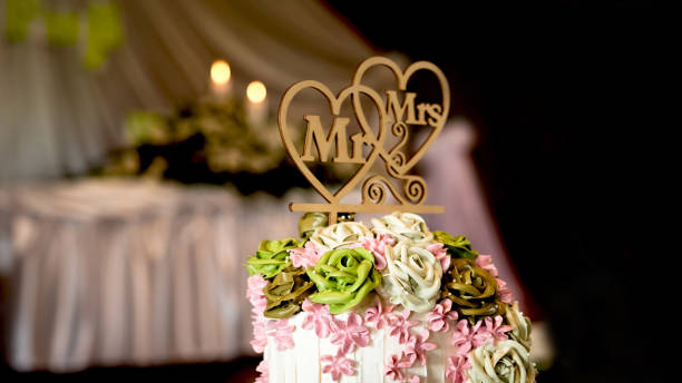 свадебный торт для жениха и невесты пара вырезать в свадебной вечеринке событие в ресторане или церкви - wedding reception valentines day gift heart shape стоковые фото и изображения