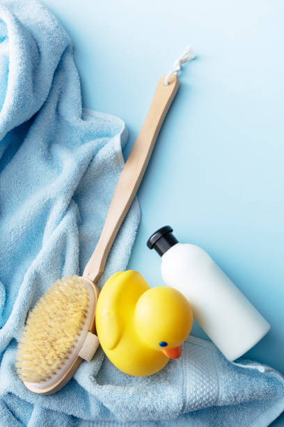 bagno: asciugamano, anatra di gomma, pennello da bagno e sapone natura morta - capelli cotonati foto e immagini stock
