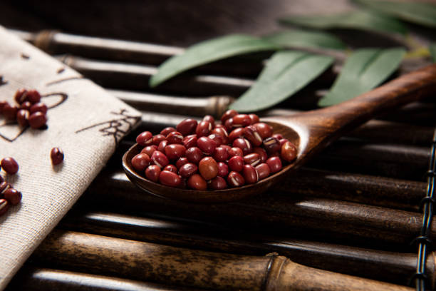 azuki beans , red beans on wooden background - adzuki bean imagens e fotografias de stock