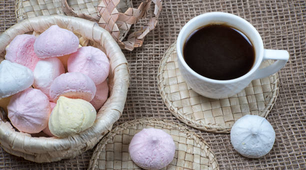 baisers faits maison de meringue et tasse de café. bannière avec des biscuits de meringue sur le fond naturel de sackcloth. - coffee sack photos et images de collection