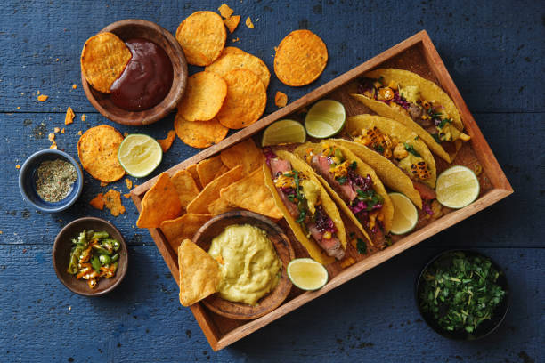 mexikanische crunchy taco muscheln mit rindfleisch und gemüse - guacamole avocado mexican culture food stock-fotos und bilder