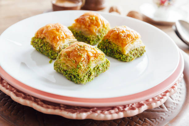 delicioso postre turco baklava - baklawa fotografías e imágenes de stock