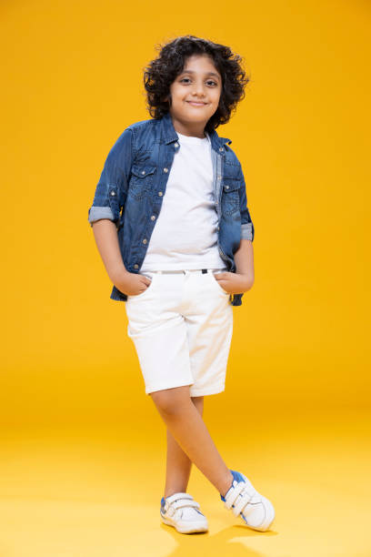 menino menino moderno - foto de estoque - fashion model asian ethnicity curly hair enjoyment - fotografias e filmes do acervo
