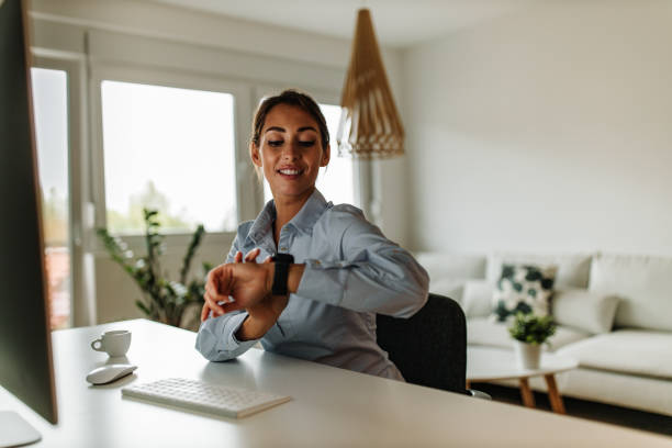 глядя на время на наручные часы. - checking the time watch women looking стоковые фото и изображения