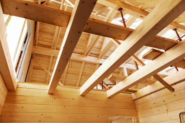 деревянный дом на стройплощадке - home addition roof tile building activity wood стоковые фото и изображения