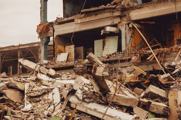 pozostałości zniszczonego budynku przemysłowego z komunikacją wewnętrzną - bombing city earthquake disaster zdjęcia i obrazy z banku zdjęć