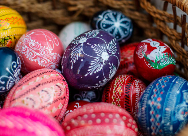 muchos coloridos huevos de pascua decorados en cesta de mimbre - wicker basket store gift shop fotografías e imágenes de stock