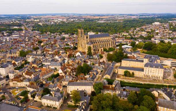 vista dal drone della città francese di bourges - cher foto e immagini stock