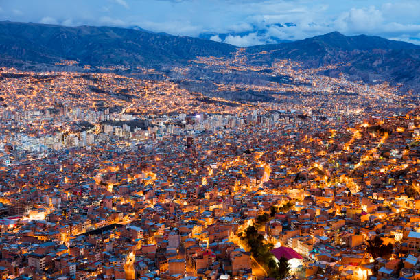 paisaje urbano de la paz al atardecer, bolivia - bolivia fotografías e imágenes de stock