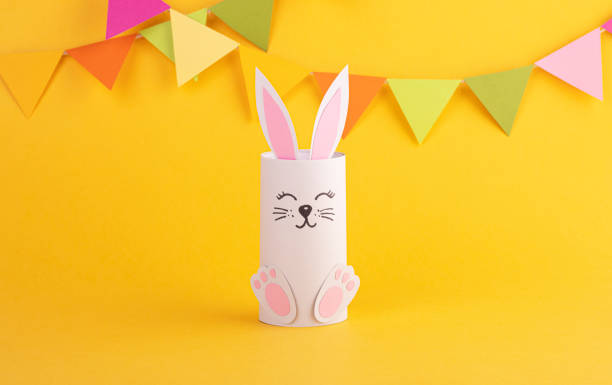 süße osterhase aus papier, handgefertigt. frohe ostern - craft eggs easter animal egg stock-fotos und bilder