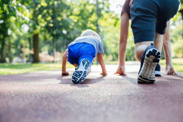 padre e hijo preparándose para correr - family sport exercising jogging fotografías e imágenes de stock