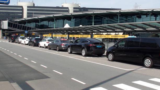 taxistandplaats, schiphol airport, covid-19 pandemic lockdown scene in nederland - schiphol stockfoto's en -beelden