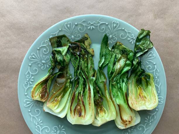 charred baby bok choy - bok choy fotografías e imágenes de stock