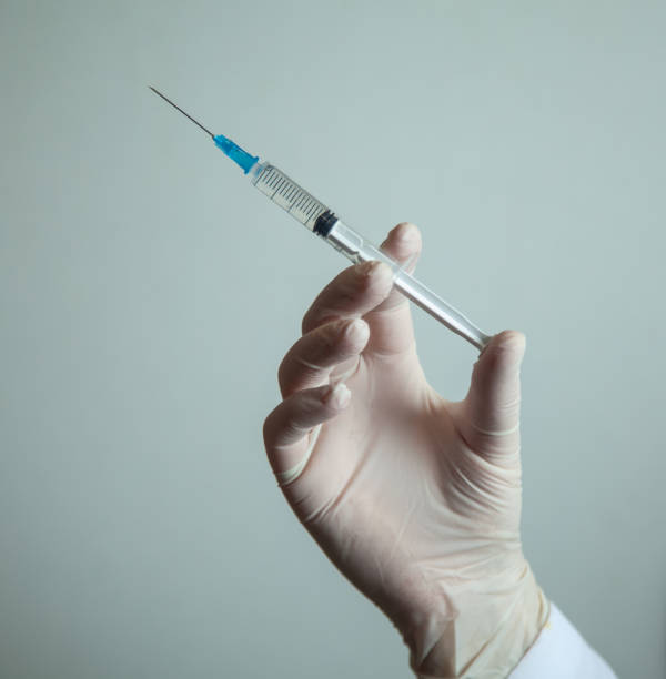 seringa injeção médica na mão da enfermeira, foco seletivo - injeção insulina luva - fotografias e filmes do acervo