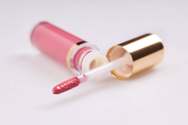 brillo de lápiz labial líquido con aplicador - gloss de labios fotografías e imágenes de stock