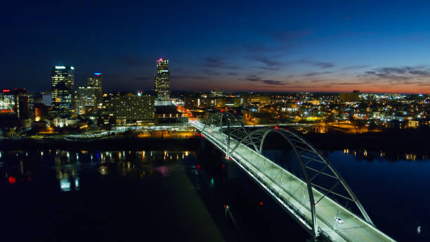 little rock at night - aerial - little rock fotografías e imágenes de stock