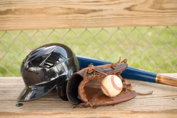 baseball-saison ist da.  outfielder üben. - pit house stock-fotos und bilder