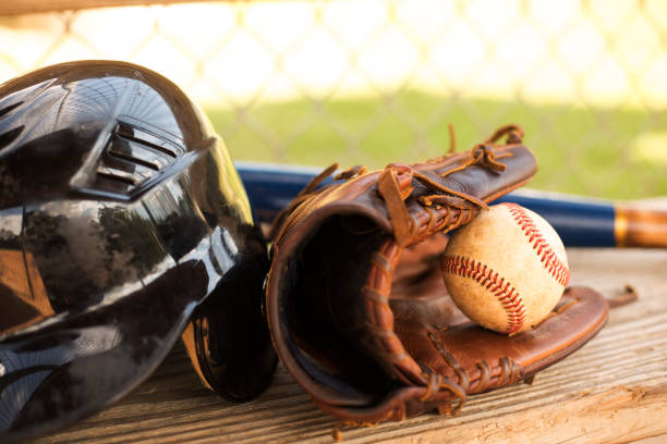 la saison de baseball est là.  joueur de champ extérieur pratiquant. - pit house photos et images de collection